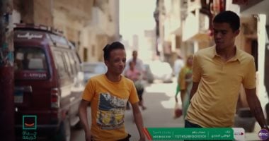 "حياة كريمة" يهدى علاء وأسرته محلا وبضاعة.. ووالدته تبكى