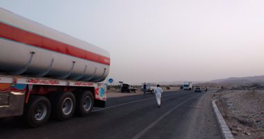كرم الصعايدة.. شباب يوزعون وجبات إفطار على السيارات بطريق قنا الصحراوي الغربي