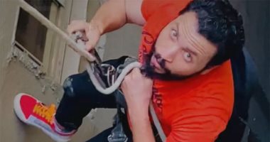 أبهر الجميع.. شاب نزل من الدور السادس بحبل لإنقاذ قط.. فيديو