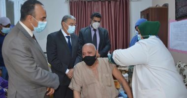 محافظ المنيا يتابع أعمال التطعيم بلقاح كورونا بدار رعاية المسنين وكنيسة الملاك