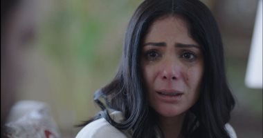 آسر ياسين طبيب نفسي يعالج منى زكى فى "الجواهرجى"