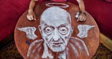 على الطبلية.. مغربى يبدع فى رسم لوحات فنية بالملح.. وطبيب الغلابة ملاك رحمة.. ألبوم صور