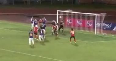 لاعب قصير القامة يسجل هدفا باليد على طريقة مارادونا بكأس العالم.. فيديو