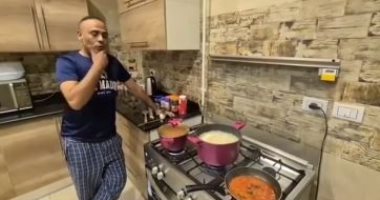 بعد محشي أول يوم رمضان.. محمود عبد المغني يطبخ مكرونة بالريحان.. فيديو