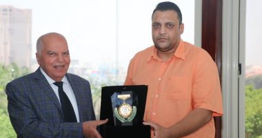 نقيب المعلمين يكرم المعلم المصاب فى مشاجرة بين طالبتين بأسلحة بيضاء