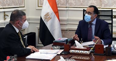 رئيس الوزراء يتابع تنفيذ تكليفات الرئيس فى إنشاء محطات شحن سيارات كهربائية