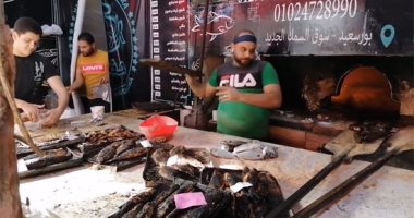 رجال أمام النار في رمضان..فران السمك إحدى المهن الشاقة في بورسعيد (لايف وصور)