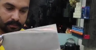 ساطور وموقد لحام وقطع زجاج مكسورة .. أدوات حلاق باكستانى لقص الشعر وتهذيبه