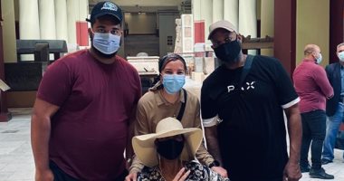 تنسيقية الأحزاب تصطحب السيدة الأمريكية محاربة السرطان لزيارة للمتحف المصرى.. "جلوريا" تترك الكرسى المتحرك لمشاهدة مومياء.. وأسرتها تتناول كعك مصري أهدتها لهم التنسيقية وتعرب عن فرحتها بالعيد