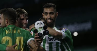 ريال بيتيس يتخطى غرناطة بثنائية في الدوري الإسباني.. فيديو