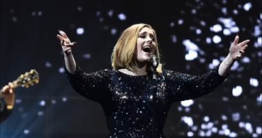 وفاة والد أديل عن عمر يناهز 57 عامًا بعد معاناته من السرطان