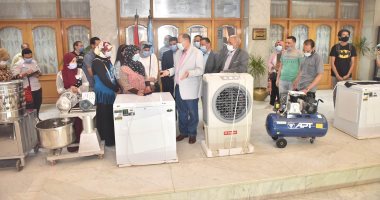 محافظ أسيوط يوزع 20 مشروعًا لـ25 شابا وفتاة ضمن "تمكين 2"