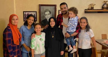 أحمد قنديل يزور أسرة الشهيد إسلام مشهور بعد تجسيده فى الاختيار 2