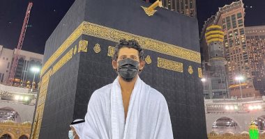 من أمام الكعبة المشرفة.. أحمد حجازى يؤدى مناسك العمرة "صور"