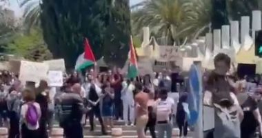 متظاهرون فى جامعة تل أبيب يرفعون أعلام فلسطين تنديدا بانتهاكات القدس.. فيديو