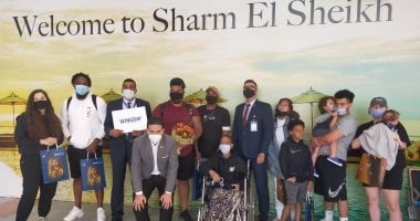 مدير مكتب هيئة تنشيط السياحة يستقبل جلوريا ولكر وعائلتها بمطار شرم.. صور