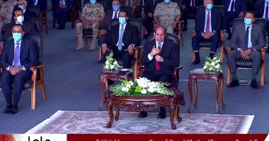 الرئيس السيسى يرفع العلم المصرى على الكراكة مهاب مميش.. ويسلم شباب الصيادين 34 مركبًا بعد تصنيعها بورش قناة السويس.. ويفتتح محطة مياه بورسعيد والمقر الجديد لإدارة الأنفاق والكبارى ويدشن قاطرتين