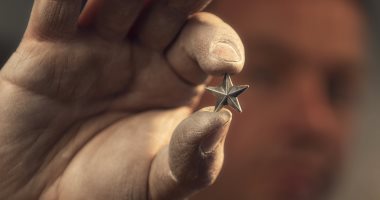 قطعة من التاريخ وقطعة من أياكس.. ذوبان درع الدورى الهولندى لنجوم صغيرة تكريما للمشجعين
