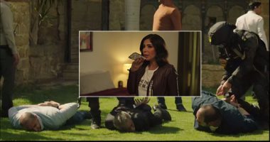 لعبة نيوتن الحلقة 29.. مؤنس يحلق لحيته لدخول الديسكو وهنا تصفعه بالقلم.. ويذهب إلى حازم ويرفع السلاح عليه ويتعازمان على قتل بعضهما.. والشرطة تلقى القبض على منى زكى ومحمد ممدوح وسيد رجب بتهمة زراعة الأفيون.. صور