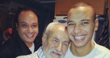أحمد خالد صالح يستعيد ذكرياته بصور نادرة مع والديه الراحلين: نبض قلبي