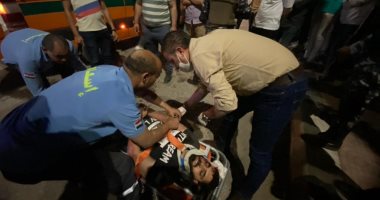 محافظ الفيوم يقدم الإسعافات الأولية لمصاب فى حادث سير خلال جولة.. صور 