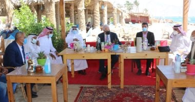 أهالى دهب يقدمون درعا لمحافظ جنوب سيناء لدوره البارز فى التنمية