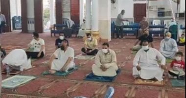 شاهد توافد المواطنين لأداء صلاة عيد الفطر بالسويس 