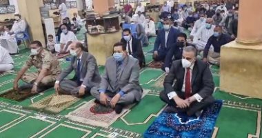 فيديو.. محافظ سوهاج ومدير الأمن يؤديان صلاة عيد الفطر فى مسجد الشرطة