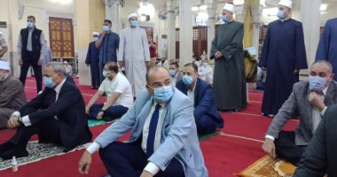 محافظ القليوبية ومدير الأمن يؤديان صلاة عيد الفطر بمسجد ناصر ببنها.. صور