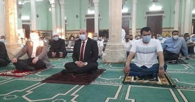 محافظ أسوان يؤدى صلاة عيد الفطر بمسجد بدر بالطابية.. فيديو لايف