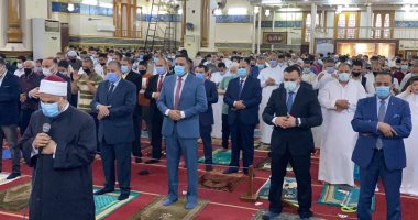 محافظ الدقهلية ومدير الأمن يؤديان صلاة عيد الفطر بمسجد النصر بالمنصورة.. صور