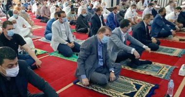 محافظ كفر الشيخ ونائبه يؤديان صلاة عيد الفطر بمسجد الاستاد