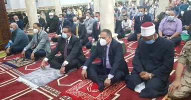 محافظ البحيرة ورئيس جامعة دمنهور يؤديان صلاة العيد بمسجد التوبة