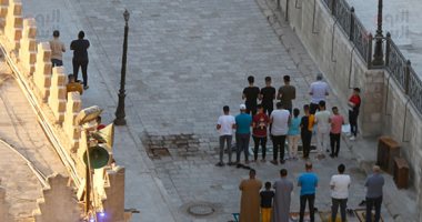 المواطنون يؤدون صلاة عيد الفطر بمسجد عمرو بن العاص.. صور
