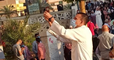 المصلون يحتفلون بالسيلفى عقب صلاة عيد الفطر بالإسكندرية.. صور