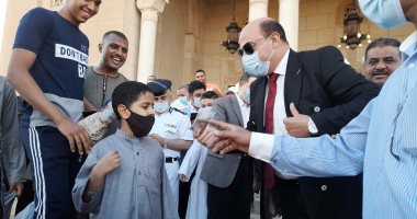 محافظ أسوان يوزع عيدية على الأطفال بعد صلاة عيد الفطر.. صور وفيديو