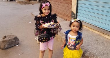طفلة توزع "كحك العيد" والحلويات على المصلين أمام مسجد بالأقصر