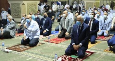 محافظ الجيزة يؤدى صلاة عيد الفطر بمسجد المغفرة ويوجه القيادات بالنزول للشارع