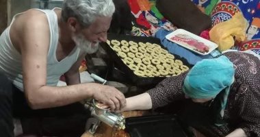 حب تحدى الظروف والزمن من 45 عامًا.. تفاصيل صورة تحضير كحك العيد الشهيرة