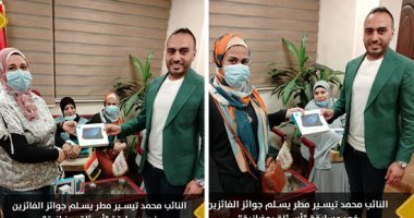 النائب محمد تيسير مطر يسلم الجوائز للفائزين فى مسابقة "أسئلة رمضانية".. صور