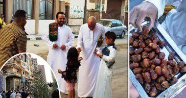 فرحة العيد مختلفة فى مصر.. طفلة توزع كحك وحلويات.. شباب يوزعون التمور على المصلين أمام مسجد بالأقصر.. وإلقاء البالونات على المصلين بالمحلة ابتهاجا بالعيد.. وشباب مطرانية بنى سويف يشاركون فى تأمين المصلين.. صور