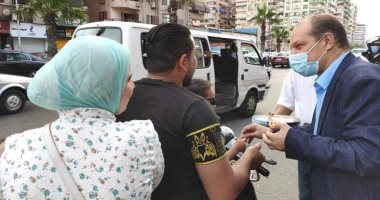 رئيس حى المناخ ببورسعيد يوزع الكعك والبسكويت على المواطنين احتفالاً بالعيد.. صور 