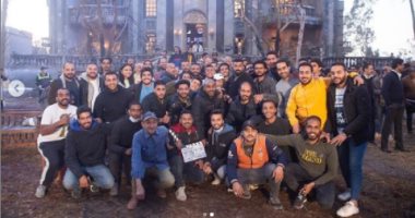 أحمد السقا يودع "نسل الأغراب" بصورة مع طاقم العمل ومحمد سامى