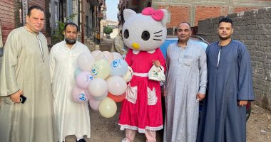 شباب ميت حبيش بالغربية يوزعون الهدايا والبالونات على المواطنين والأطفال.. صور 