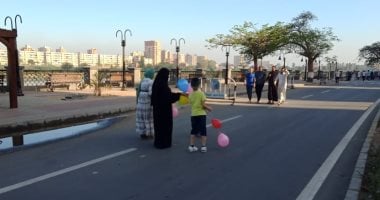 "السيلفى والتزلح".. البهجة عى كورنيش النيل فى أول أيام عيد الفطر بالقليوبية.. فيديو لايف