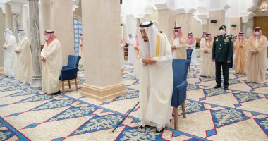 خادم الحرمين الشريفين يؤدى صلاة عيد الفطر المبارك.. صور