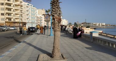 صور.. البهجة تسيطر على أهالى مطروح بكورنيش المدينة