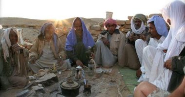 العيد فرحة.. عادات أهل سيناء للاحتفال بالعيد لا تزول ولا تتقادم.. تقاليد يحافظ عليها السيناوية بقرى صامدون فيها وأخرى رحلوا إليها.. الشباب والرجال يرتدون الأزياء التقليدية.. "المالح" وجبة إفطار يوم العيد.. صور