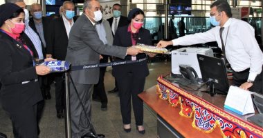 وزير الطيران يتفقد مطار القاهرة ويهنئ المسافرين والعاملين بالعيد.. صور