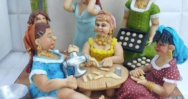 مجسمات بعجينة السكر للمة كحك العيد.. فن يتاكل أكل